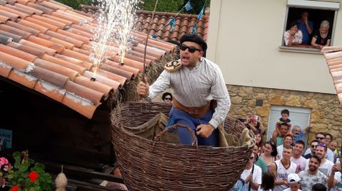 Miles de personas presencian un espectacular desfile de Les Carroces de Valdesoto.Miles de personas presencian un espectacular desfile de Les Carroces de Valdesoto