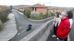 Vecinos de Ciudad Jard�n, ayer, frente a la urbanizaci�n en la que residen y que ser� legalizada