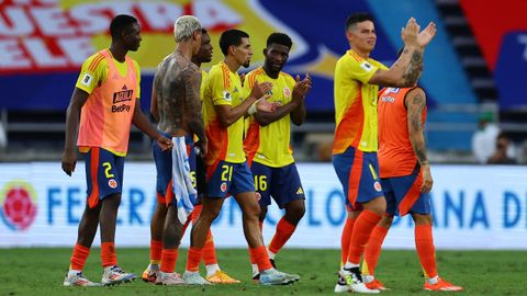 Los jugadores colombianos aplaudiendo a su aficin tras su victoria frente a Argentina