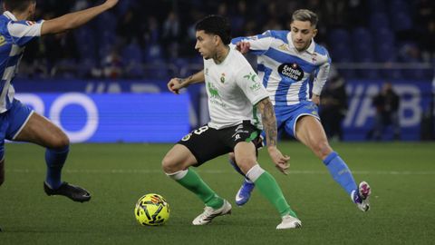 Yeremay Hern�ndez presiona a un rival durante el encuentro en Abanca Riazor entre el Deportivo y el Racing de Santander