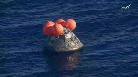 La capsula Ori�n, con los tripulantes de Artemis II, luego de amerizar en el Pac�fico este viernes.