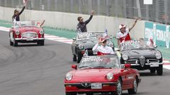 Fernando Alonso de McLaren agita una bandera de M�xico en el Gran Premio de M�xico de Formula Uno