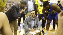 Guillermo Arenas da instrucciones al COB en un tiempo muerto.