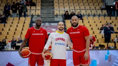 Los jugadores del Breo Dibba y Francis Alonso y el exbreoganista Kevin Larsen se vieron las caras en el encuentro entre Dinamarca y España de clasificación para el Mundial de Catar del 2027.