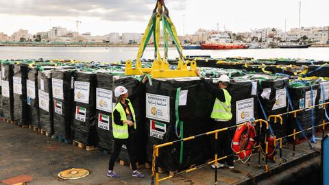 Pal�s con ayuda humanitaria de World Central Kitchen en el�barco de Open Arms, en Chipre. ARCHIVO