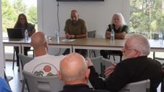 Cumbre medioambiental en Lema. El centro social de Lema acogi� ayer el primer Foro Razo Baldaio para reflexionar sobre la compatibilidad de usos en las playas. Participaron pol�ticos, t�cnicos y vecinos, con un debate final.