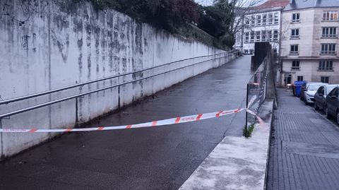 Acceso al parque municipal Ra��a Sof�a de Ferrol desde la calle Breog�n, cerrado�por el temporal.