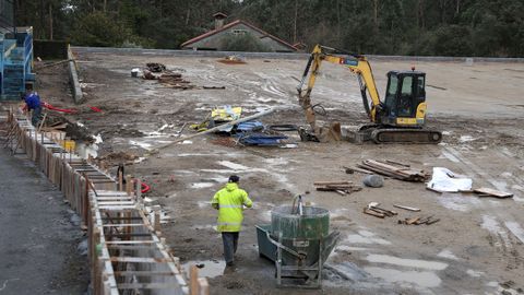 La obra de colocaci�n de c�sped artificial del campo de A Mina, en Escarabote, es una de tantas que se ha visto retrasada por la sucesi�n de borrascas.