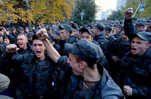 Grupo de reclutas que se manifestaron ayer en Kiev para exigir su desmovilizaci�n. 