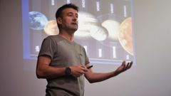 El divulgador Xavier Fonseca, durante una charla que ofreci� el pasado viernes en As Pontes.