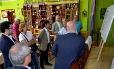 Un momento de la visita del alcalde a San Xurxo, donde se reuni� con representantes vecinales.