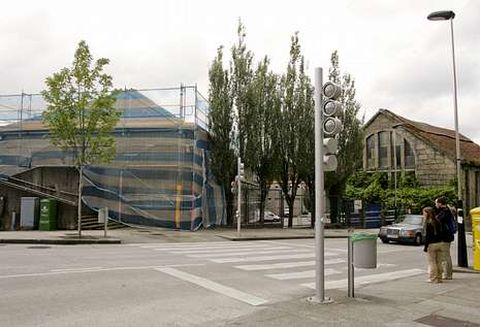 El edificio, rodeado de una lona azul, pas� a formar parte del patrimonio municipal. 