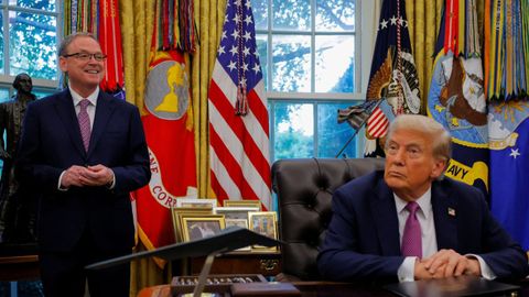 El presidente de Estados Unidos, Donald Trump, escucha mientras el director del Consejo Econ�mico Nacional, Kevin Hassett, habla con los medios en el Despacho Oval, en la Casa Blanca, en Washington D. C., Estados Unidos, el 5 de septiembre de 2025.
(Fuente: REUTERS/Brian Snyder)