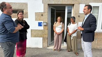 El delegado territorial de la Xunta en Lugo, Alfonso Villares (a la derecha), visit&oacute; ayer las instalaciones acompa&ntilde;ado por la alcaldesa Dolores Garc&iacute;a y por Fernando P&eacute;rez, presidente de Dignidade.