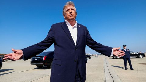 Trump hablando con los medios este martes en una base de Texas