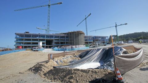 el presidente de la Xunta Alfonso Rueda visita las obras del hospital Gran Montecelo