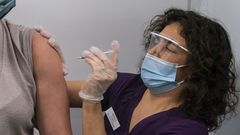 Una sanitaria administrando la vacuna de Pfizer en la universidad de Washington, en EE.UU.