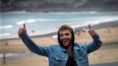 El actor franc�s Benjamin Voisin posa, con la playa de La Concha al fondo, durante la presentaci�n del filme de Ozon �Verano del 85�