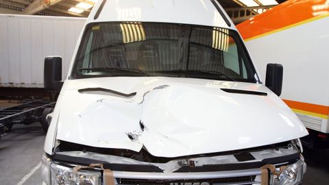 Furgoneta con la carrocería destrozada por unos vándalos que tiraban piedras desde la AP-9.