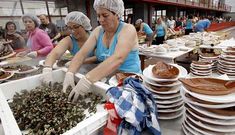 Al mediod�a ya se hab�an servido m�s de 500 raciones de percebes en el pabell�n municipal de Xove.