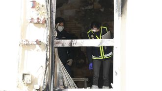 Agentes inspeccionando la vivienda siniestrada