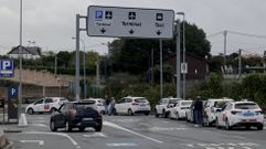 Una hilera de taxistas, esperando en la terminal del aeropuerto de Alvedro, en Culleredo.