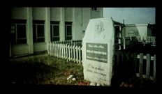 Unha das imaxes do documental, a da escultura en homenaxe � mestra.