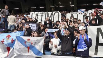 Aficionados del Celta, mostrando su apoyo al equipo vigu�s tras la derrota ante el Oviedo.