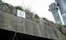 El reloj de sol (derecha) fue retirado con una gr�a municipal y a petici�n del propietario de la casa.