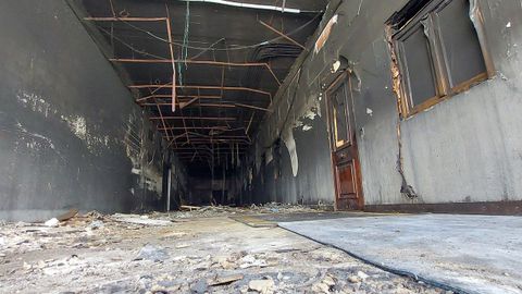 Mes y medio despu�s del incendio el bajo donde se gener� el fuego sigue destrozado, con el acceso cerrado