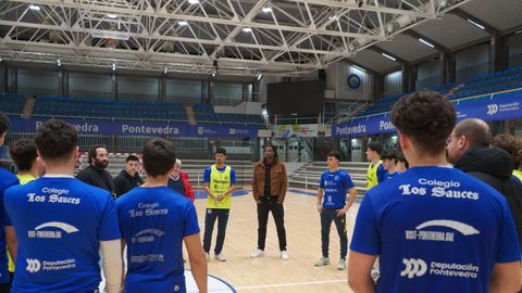 Los jugadores del Cisne con el reci&eacute;n llegado esta semana al equipo, Bruno Landim
