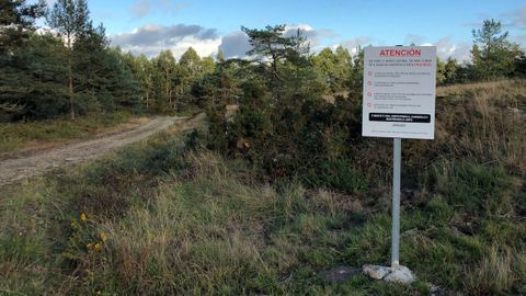 En terrenos de la comunidad de Lagostelle hay carteles que informan de las restricciones a la recogida de setas y de casta�as