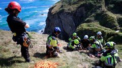 Los bomberos del SPEIS de Nar�n, en la formaci�n de rescate vertical por los acantilados de Pena Lopesa