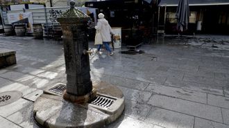La fuente de la plaza de Espa�a vierte agua debido a una fuga en la parte central.