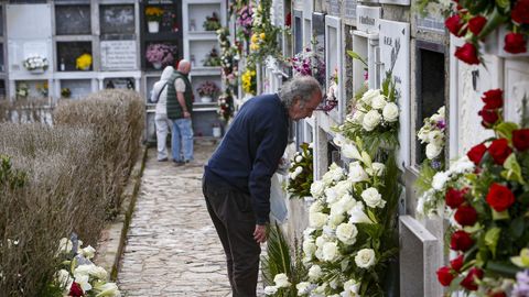 Los vecinos de A Pobra limpiaron y decoraron las lpidas del cementerio de Santa Mara Antiga do Caramial