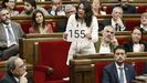 Arrimadas le ense�a a Torra un cartel con el 155