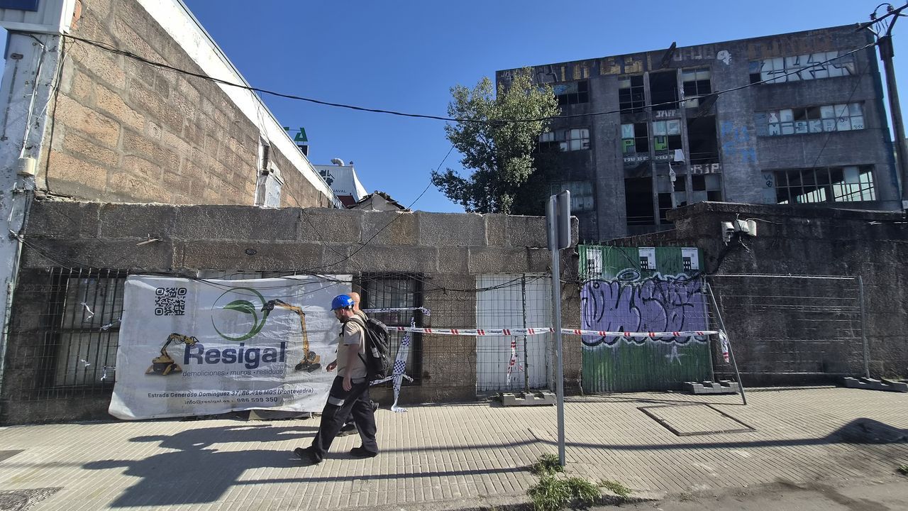 Derribo urgente de un edificio de Beiramar por el riesgo de caída de la fachada a la calle