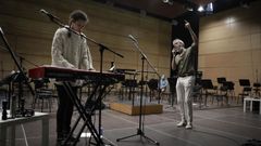 UN MOMENTO DEL ENSAYO DE XOEL LÓPEZ CON LA ORQUESTA SINFÓNICA DE GALICIA EN EL COLISEUM