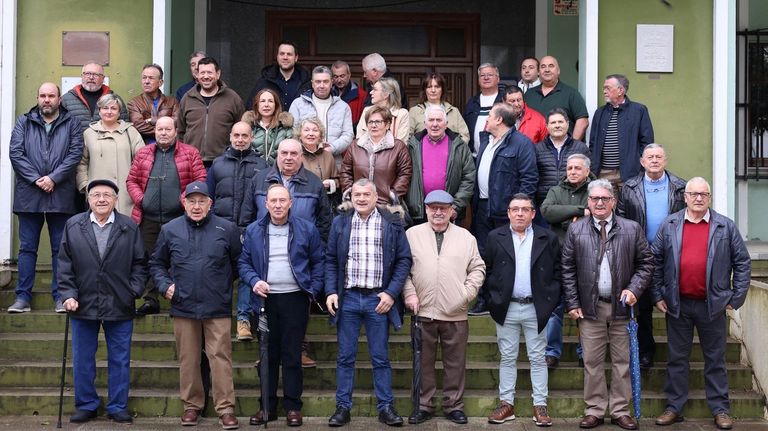 Foto ante el Concello de los asistentes a la fiesta en la �ltima edici�n