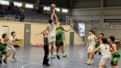 Imagen del salto inicial del partido.