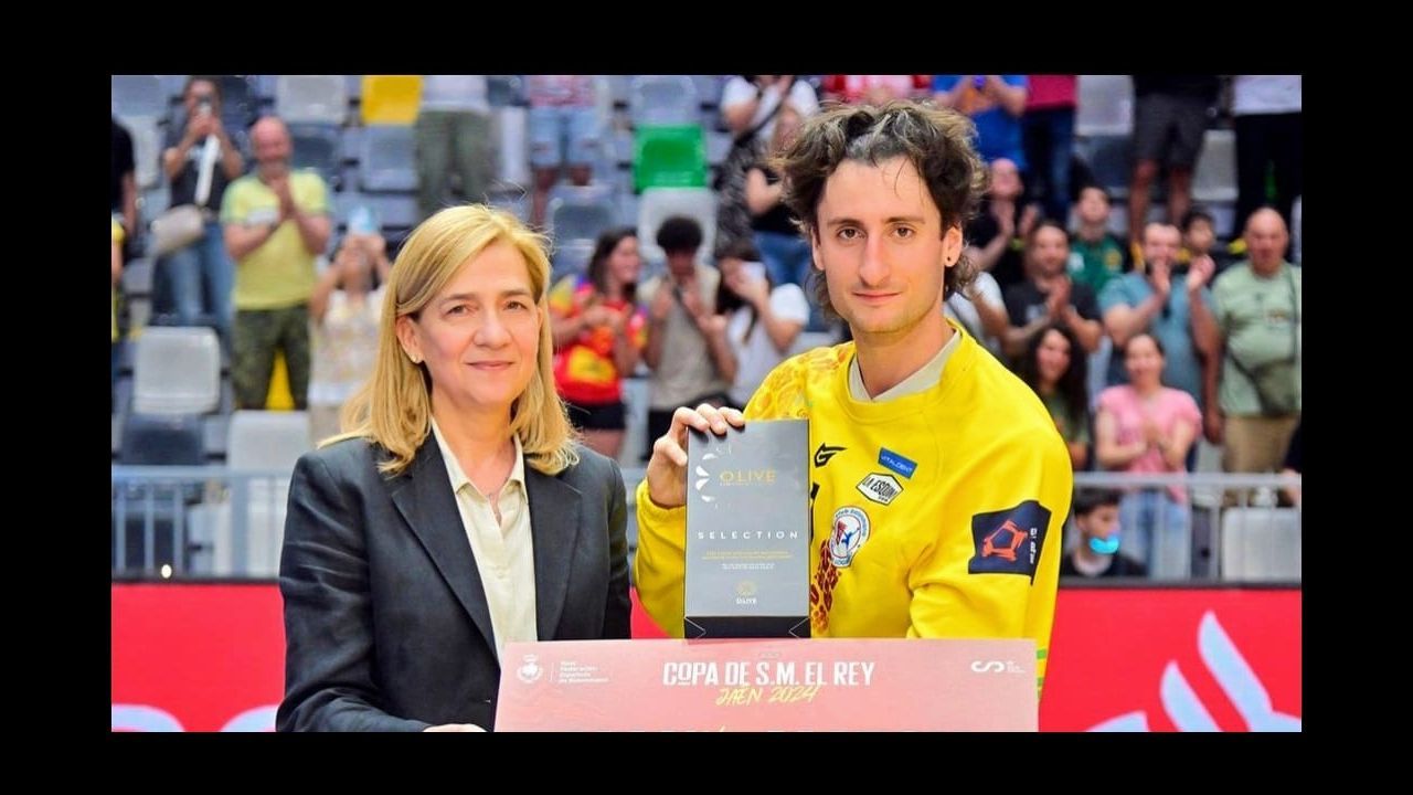 Reconocimiento para Xoán Ledo como mejor portero de la liga Asobal