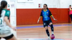 Patr�cia Sousa pisa el bal�n durante un partido en el Atl�tico Mercadal.