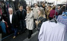 Los representantes del PP recorrieron la feria de Lal�n.