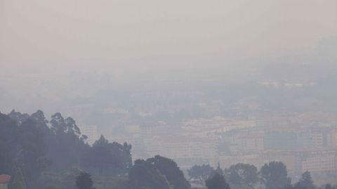 Humo procedente del incendio visto desde A Zapateira