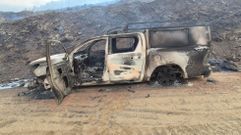 Así quedó el todoterreno del servicio de extinción de incendios de la Consellería de Medio Rural en el incendio de A Pobra do Brollón y Quiroga