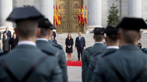 La presidenta del Congreso, Francina Armengol, y el presidente del Senado, Pedro Rolln, durante el acto de izado