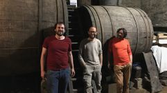 Jesús Olivares (izquierda), Curro Bareño y Luis Taboada, en la antigua bodega de Fedellos do Couto