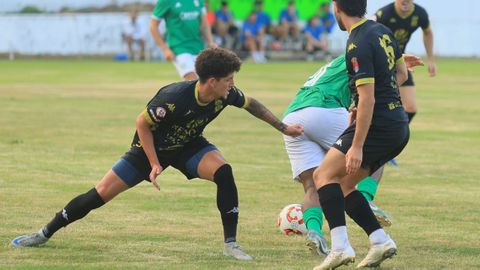 Welli, agarrando a un futbolista del Burela, causa baja definitiva en el Viveiro 