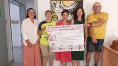 Mar�a del Carmen Quiroga, Isabel Seco, Gloria P�rez, Jacqueline Rodr�guez y Fernando Navarro, en el acto de entrega del cheque.