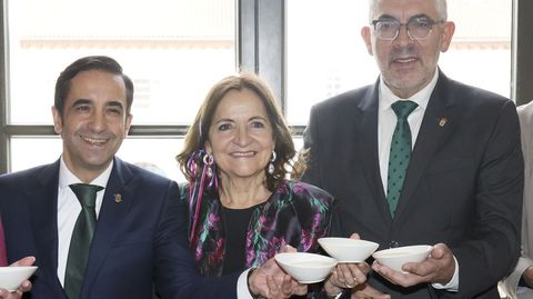 Esperanza Pi�eiro, en el centro,  brindando  con los alcaldes con sus raciones de arroz con leche.